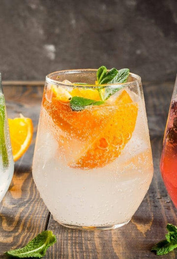 Gin mocktail garnished with orange wedges and made with Gordon's 0.0 Sans Drinks