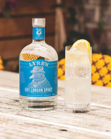 London Dry Collins Gin Mocktail next to a bottle of Lyre's Dry London Spirit Sans Drinks