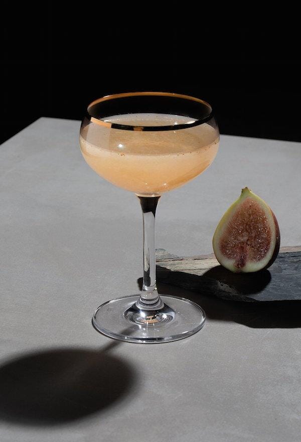 Gin mocktail make with Ovant Grace next to a fig fruit Sans Drinks