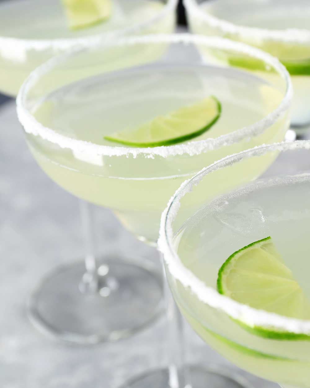 Margarita mocktail garnished with lime and made using Ms Sans margarita