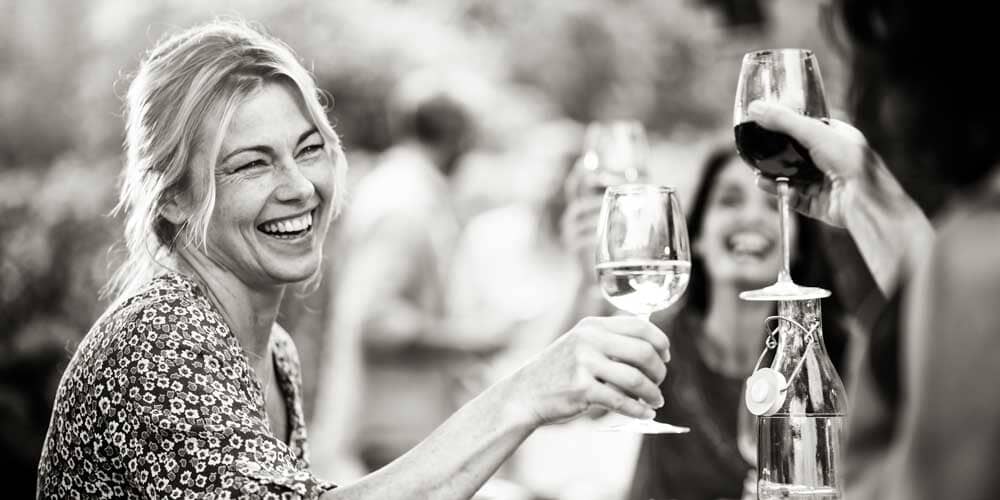 Two women drinking non-alcoholic wine Sans Drinks